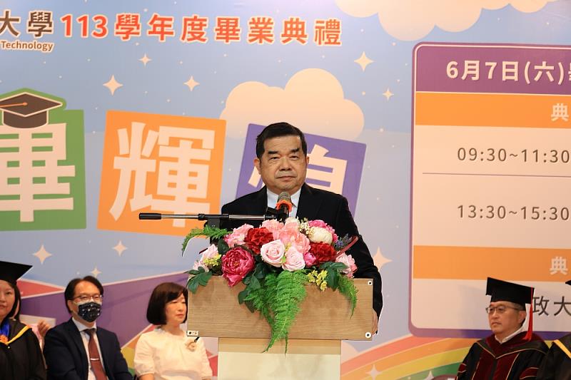 景文科大董事長劉顯達為畢業生致詞。