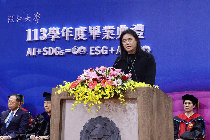 大傳系傑出系友暨泰坦星文創總經理陳彥銘致詞表示,每個人都有自己的淡江精神,就是「有一句話讓你一直記在心裡,並在往後的人生中持續為此而努力。」(圖/淡江大學提供)