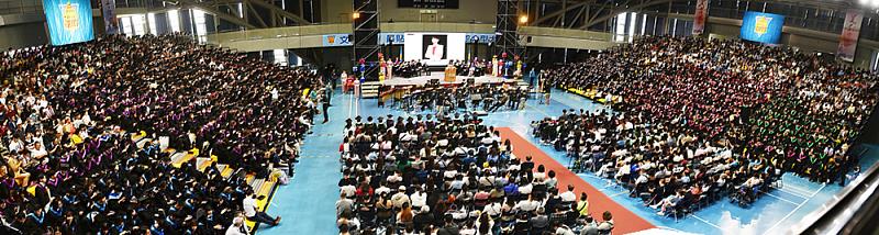近5,000名畢業生從文化大學畢業,校長王子奇以「找自己」為題發表致詞,勉勵畢業生懷抱理想、勇敢選擇,活出屬於自己的人生風貌。