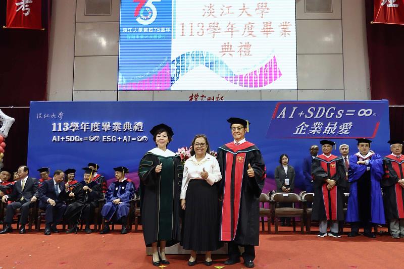 馬紹爾群島共和國總統海妮(Hilda C. Heine)(中)蒞臨淡江畢業典禮,與校長葛煥昭(右)、董事長張家宜(左)合影。(圖/淡江大學提供)
