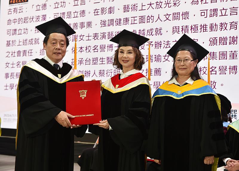 謝玲玲以《婉君表妹》榮獲金馬獎最佳童星，今年榮獲文化大學名譽文學博士學位。左起王子奇校長、謝玲玲博士、王淑音副校長。