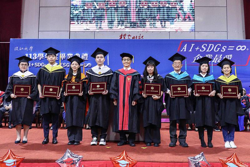 葛煥昭校長為各學院碩士班畢業生代表頒發畢業證書後,一同合影。(圖/淡江大學提供)