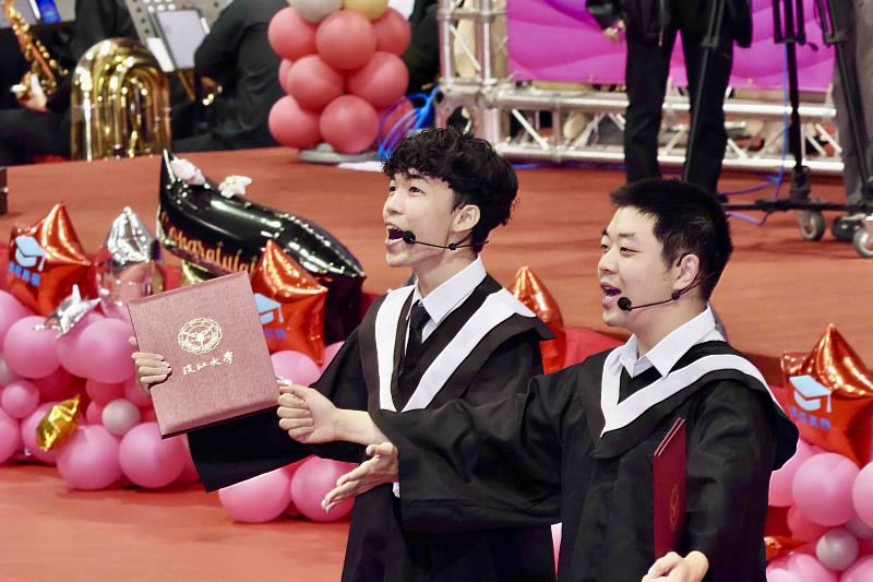 畢業生代表產經系彭文逸(右)與來自菲律賓的英文系許嘉明(左),以中英雙語對話,細數4年來所經歷的酸甜苦辣。(圖/淡江大學提供)