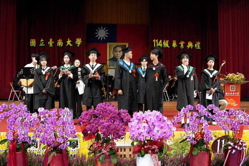 南大114級畢業典禮由畢業聯合會代表六位同學共同上台致詞,回顧疫情期間從「開啟麥克風與鏡頭」開始的人際互動,到實體回歸後的團隊合作與創意實踐