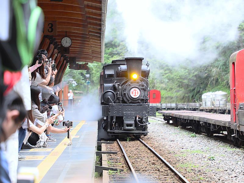 搭蒸汽火車遊阿里山！嘉義縣推親子鐵道旅遊14路線　限定熱賣中
