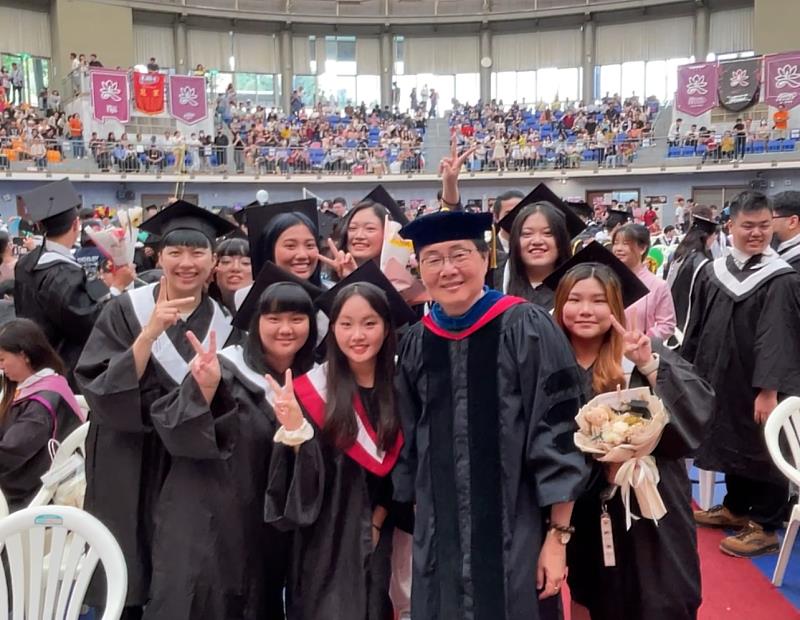 佛光大學校長趙涵㨗與學生們合影，祝福畢業生鵬程萬里。