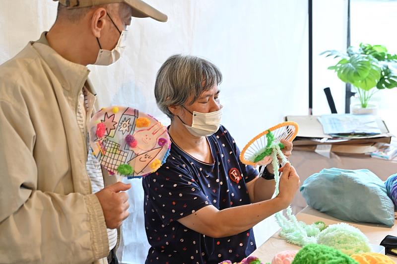「織一扇風景」永續工作坊帶領民眾利用廢料製作手作扇。
