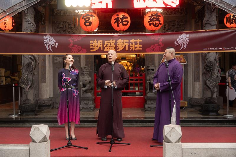 新莊新銳劇團「戲箱文化」結合廟宇文化與時代金曲,帶來群口相聲《誰最能唱》。
