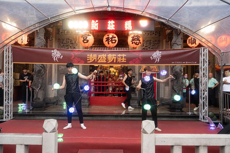 新莊中港國小與中平國中組成的扯鈴隊「戲鈴人」演出《轉鈴獻藝》。