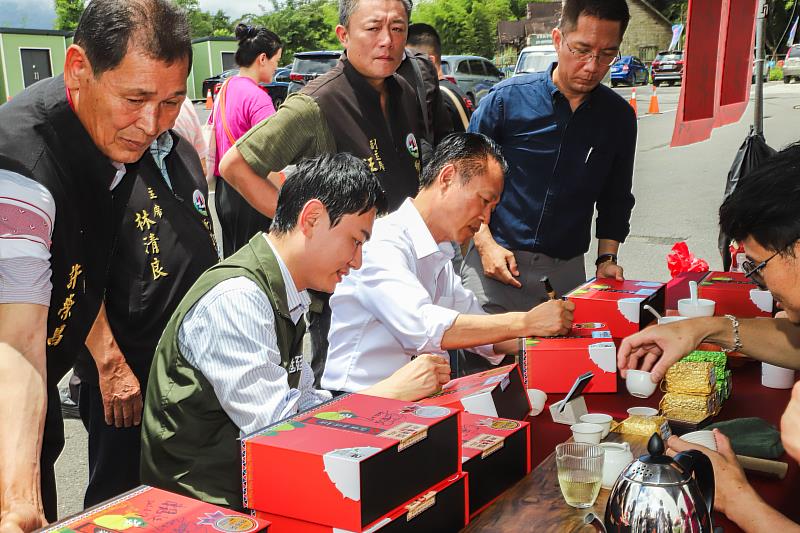 2025年阿里山春季高海拔優良茶競賽頒獎暨展售會，茶農王俊傑奪雙特等獎-3