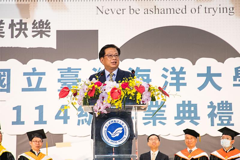 農業部黃昭欽次長祝福每位畢業生都能成為「航航滿載」的好船長