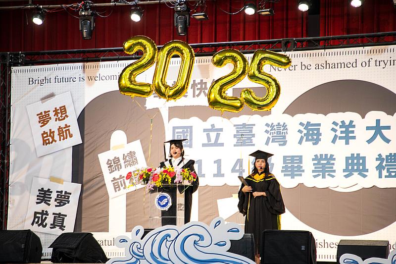 今年的畢業生代表為航運管理學系葉星頡與食品科學系碩士班Tesalonika Sevi