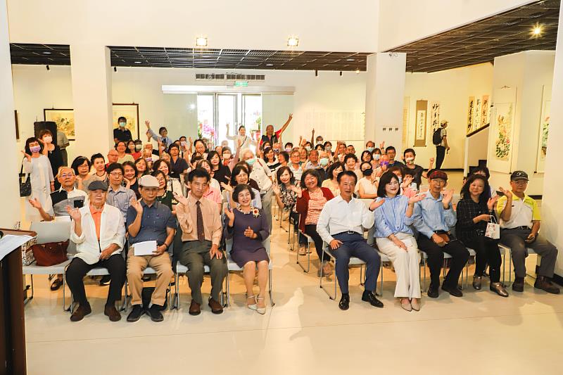 林婉芬「舞釉弄彩書畫情」個展開幕，彩墨瓷繪交織藝術風華-3