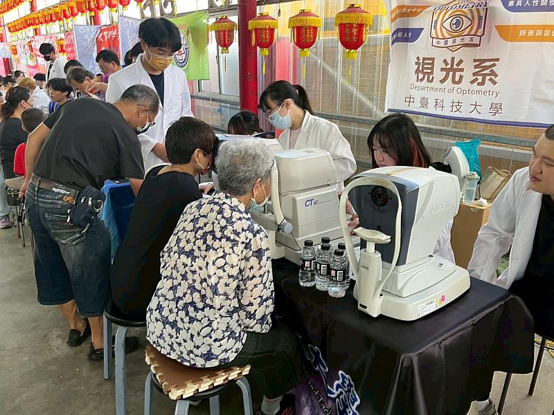 視光系同學為里民進行視力檢測