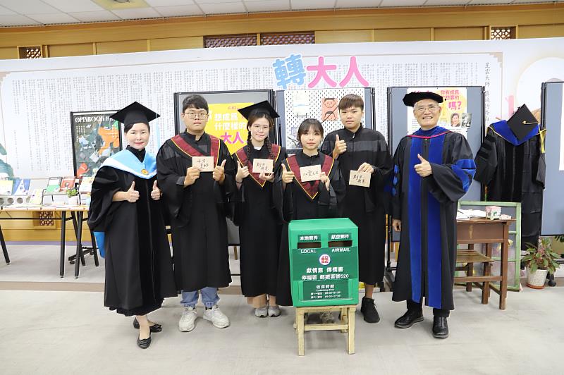 南華大學畢業生寫下對一年後的自己之期許，校方將於一年後寄出明信片。