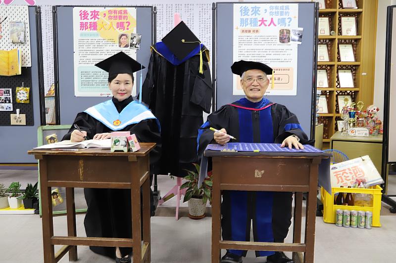 南華大學高俊雄校長(右)與賴淑玲副校長(左)一同在圖書館主題活動前合影，與學生分享童年時的夢想。