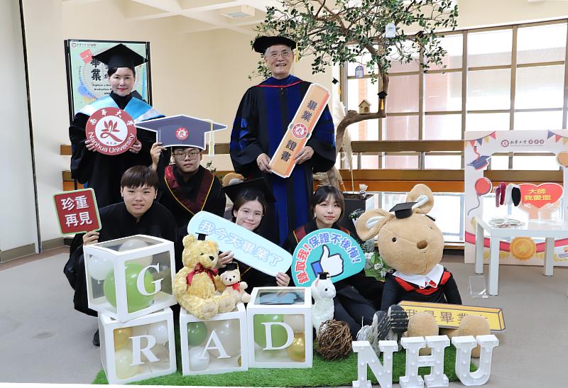 南華大學為畢業生打造美拍場景,畢業生與高俊雄校長(後排右)及賴淑玲副校長(後排左)合影留念。