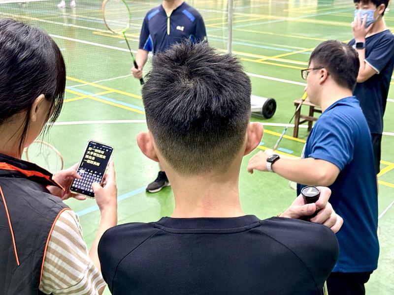 小佑參與聽羽選手培訓推廣班，聽打員使用手機進行同步聽打服務