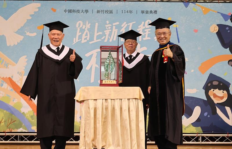 樂齡大學畢業生代表獻獎，並與陳振遠校長(右1)合影 (照片/中國科大提供)
