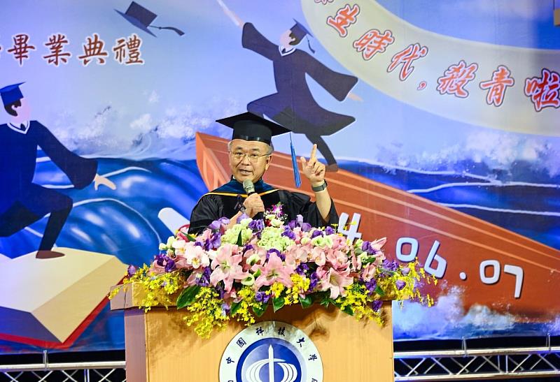 中國科技大學陳振遠校長以IQ結合3Q的人生方程式勉勵畢業生(照片/中國科大提供)