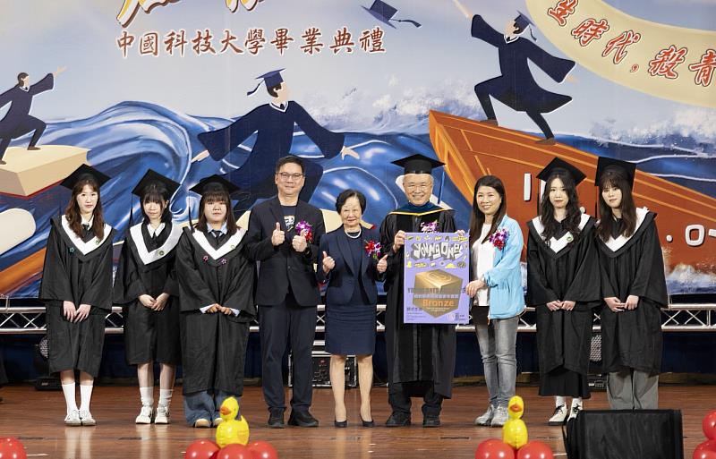 學生獻獎給上官永欽董事長(中)、陳振遠校長(右四)、鶯歌工商校長顏龍源(左四)及家長會張淑娟會長(右三) 代表了高中職與中國科大之傳承(照片/中國科大提供)
