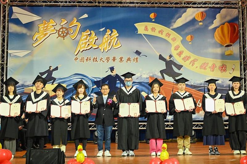 賴士葆立委頒發畢業生學業優秀獎(照片/中國科大提供)