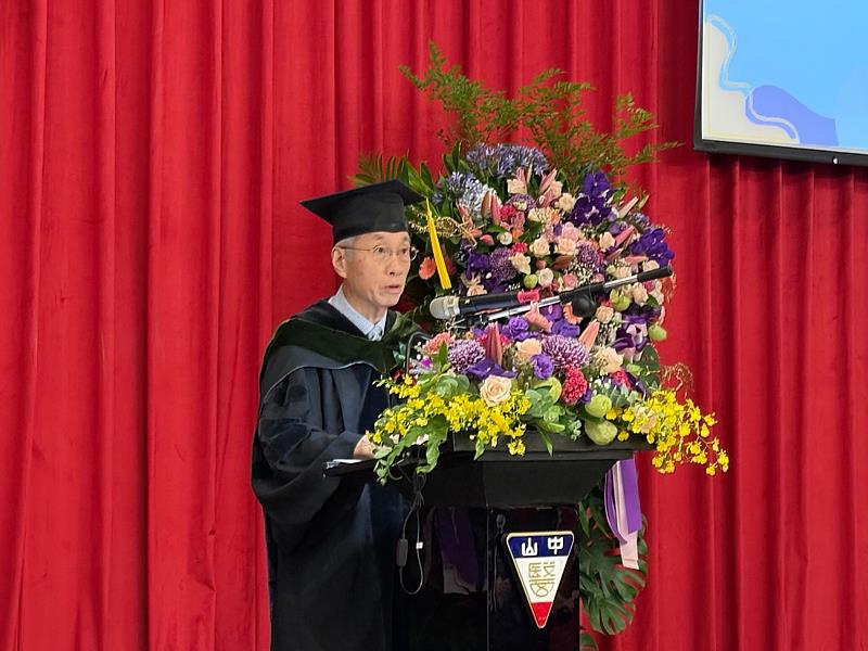 財團法人中山醫學大學董事長周明勇提醒畢業生不忘初衷，成為懷抱熱情與使命感的醫者。