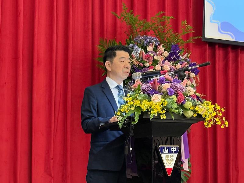 中山醫大校友總會理事長吳定中期勉畢業生秉持「醫病亦醫心」的精神,成為能溫暖人心、實踐醫療本質的專業人才。