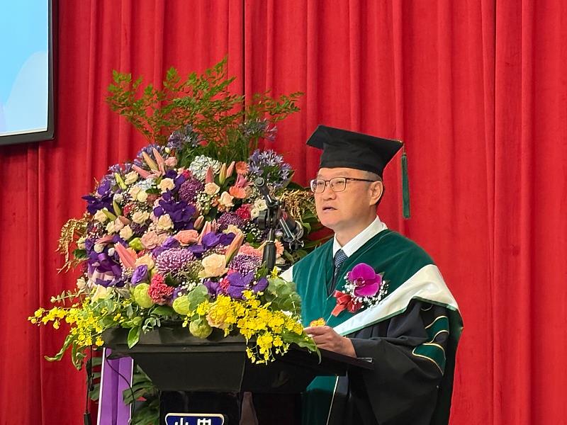 中山醫大校長黃建寧在畢業典禮中致詞,期勉學生自主學習、訂定目標、發揮團隊合作與跨域整合,迎向未來挑戰。