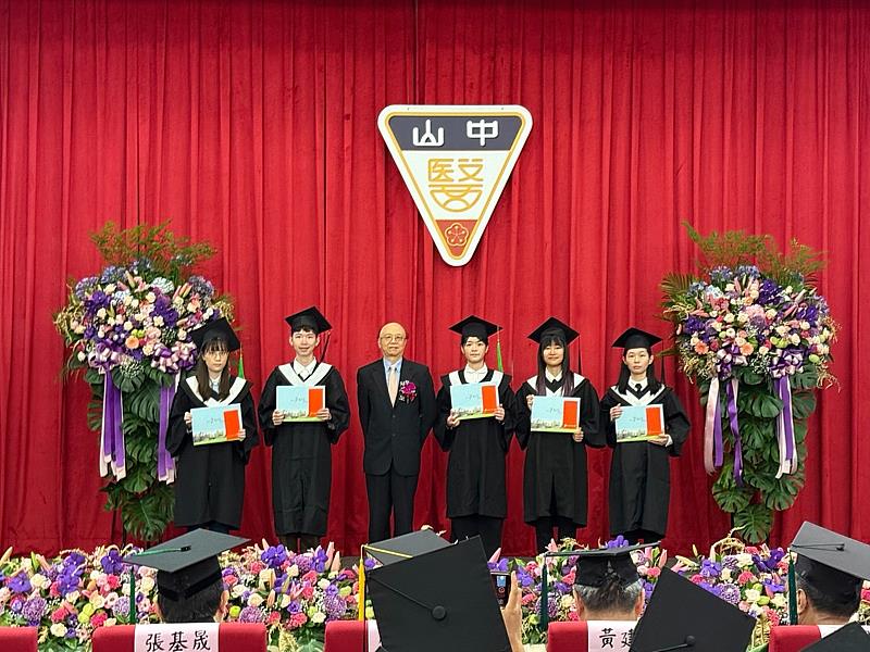 永信李天德醫藥基金會董事陳善炯(左三)頒發永信基金會獎學金。