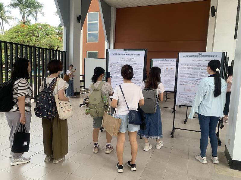 豐碩成果！南臺科大AI應用與教師專業永續發展研討會論文展區，29篇精彩論文涵蓋AI教學設計、情境教學等多元主題，交流熱絡，見證豐沛的教育實踐與研究能量。