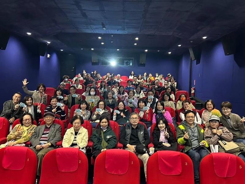 公益首部曲，2月11日結合多個社團校友，共襄盛舉，觀影後座談大合照。(政大EMBA提供)