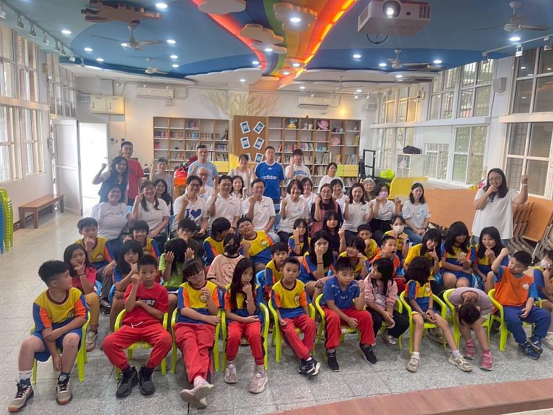5月28日抵達桃園長興國小，學生舉行盛大歡迎表演，理事長、太極拳社所有參與的志工與全校師生合影。(政大EMBA提供)