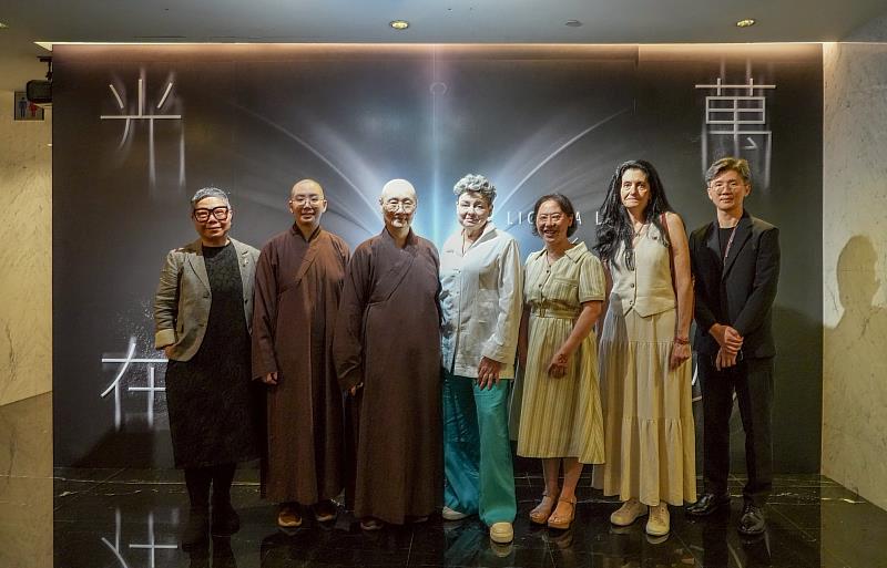 瓜地馬拉第一夫人貝娜多（右四）、外交部部長夫人廖婉如（右三）蒞臨世界宗教博物館《光在萬物》特展，與世界宗教博物館發展基金會執行長顯月法師（左三）、館長馬幼娟（左一）等人合影。（圖由世界宗教博物館提供）
