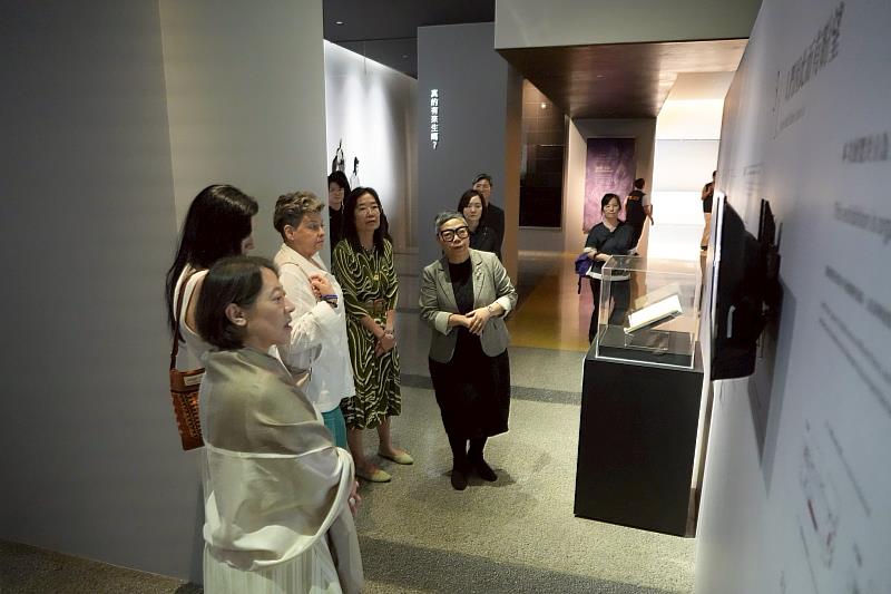 世界宗教博物館館長馬幼娟（前右一）向參訪貴賓介紹館內展示品。（圖由世界宗教博物館提供）