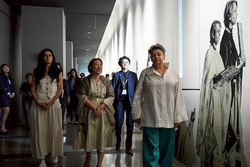 Guatemalan First Lady Lucrecia Peinado (right) and other distinguished guests step onto the Pathway of Pilgrimage at the Museum of World Religions. (Photo courtesy of the Museum of World Religions)