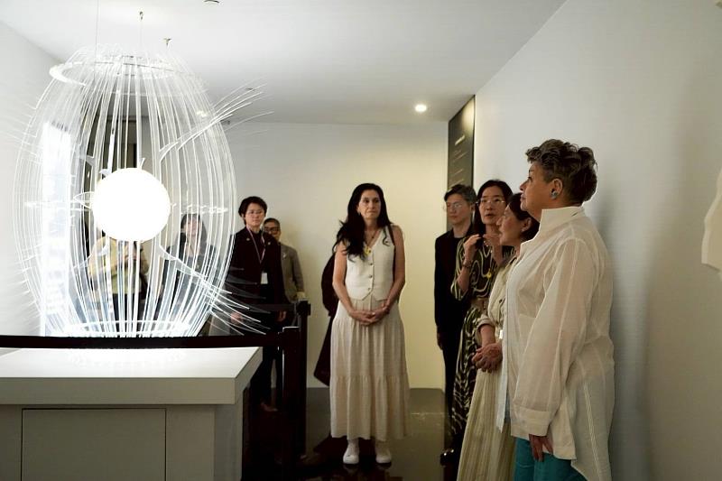 Guatemalan First Lady Lucrecia Peinado (right) pauses to admire the 'Light of Creation' installation in the LIGHT A LIFE X LIVE A LIGHT special exhibition, experiencing the intertwined imagery of light and the universe's genesis. (Photo courtesy of the Museum of World Religions)