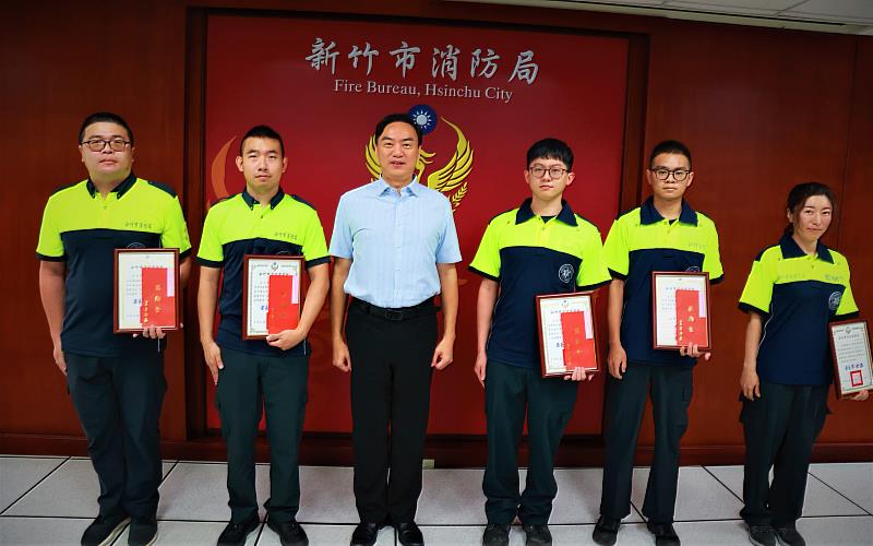 消防局長李世恭代為頒發感謝狀，光復分隊陳聰緯、徐嘉駿(左起)；中山分隊曾柏豪、沈紀衡(同仁代領)及鳳凰志工戴安慎。