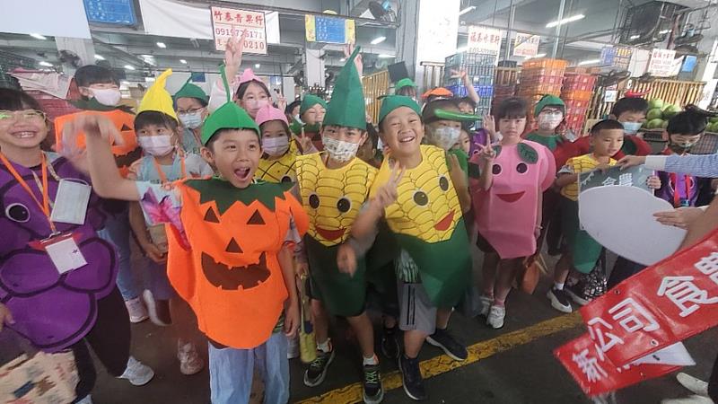 小朋友身穿各式水果蔬菜服裝進行參訪。