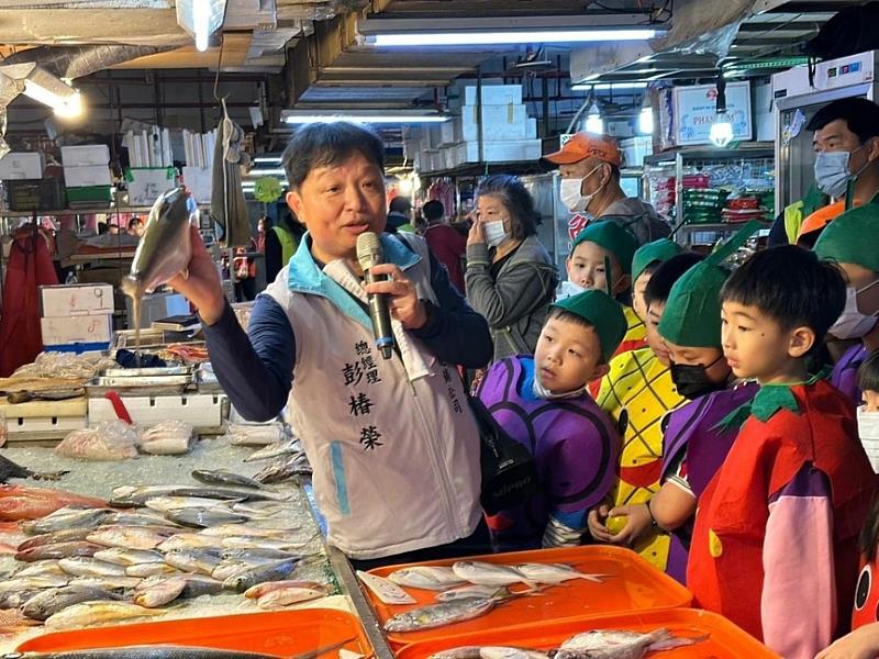 新竹農產運銷公司講解養殖及野生虱目魚之不同。