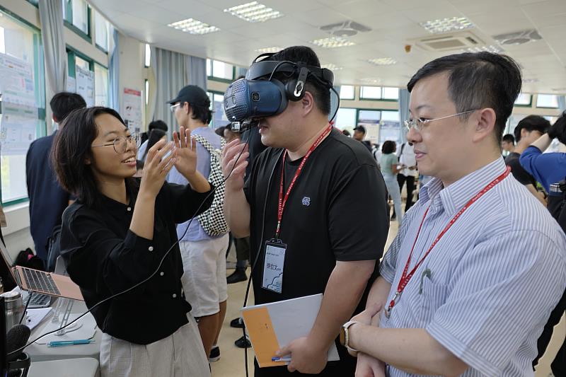 學生展示專題內容。