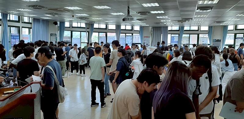資工系專題展場人聲鼎沸。