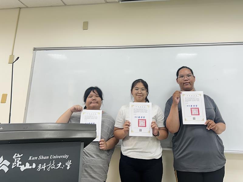樂活學程協助學生獲取專業證照，(左起)陳嬿珍、張簡沛珊、許昭雯取得照服員資格