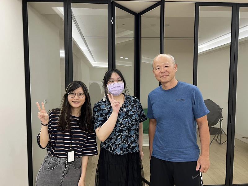 高鑀娳(中)與實習業主及指導老師劉正道(右)合影