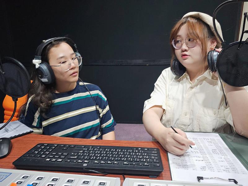 高鑀娳(右)參與Ekho radio，與高雄廣播電臺產學合作，錄製「傳播E世代-i崑愛崑」節目
