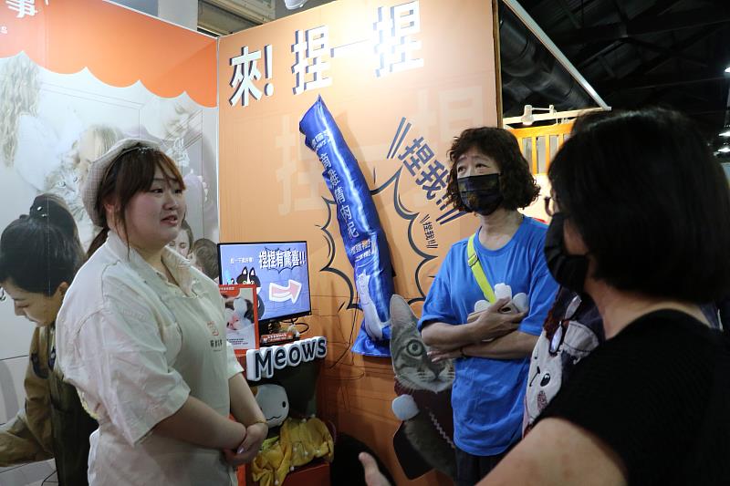 高鑀娳(左)於新一代設計展向民眾介紹畢業製作內容與推廣業主品牌