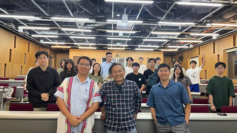 成大學生會 2024 年 10 月成立第一屆族群平等小組並舉辦專題演講照（圖左為成大全林楷倫同學，圖中為台灣大學地理學系洪廣冀教授，圖右為成大不分系吳易叡教授）