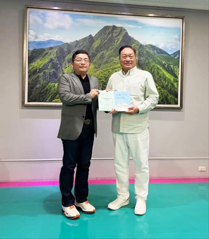 李家儂教授(左)日前親赴東森集團總部，向總裁王令麟(右)先生進行詳盡簡報，針對土地資源永續利用、都市轉型發展與智慧科技導入等產業關鍵議題深入剖析，並提出具體的整合策略與創新解方。
