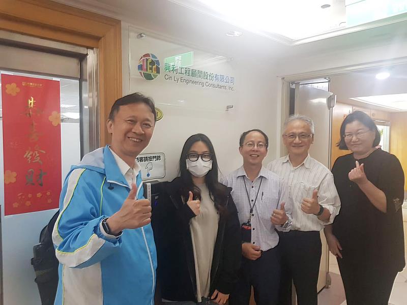 文化大學積極尋求各種產學合作機會，提供學生豐富的實習與職涯資源。