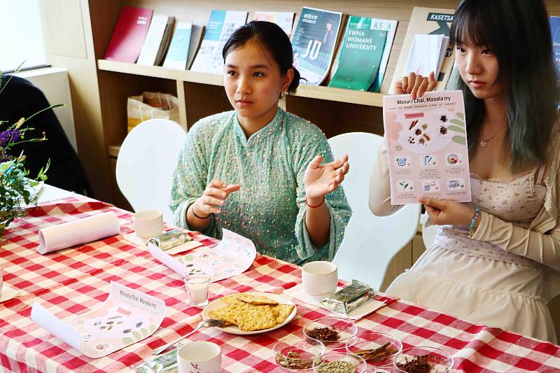 穿著傳統服裝的越南國際生正在介紹印度瑪撒拉茶。（圖／淡江大學提供）